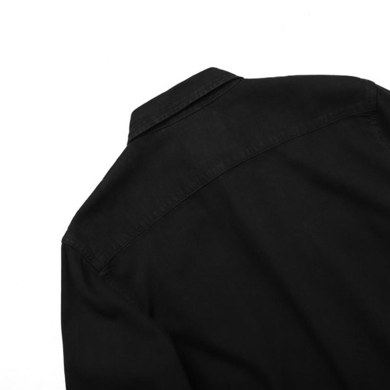 Phối áo sơ mi tay dài trắng với quần jean rách và giày sneakers trắng, tạo nên phong cách casual năng động và thoải mái